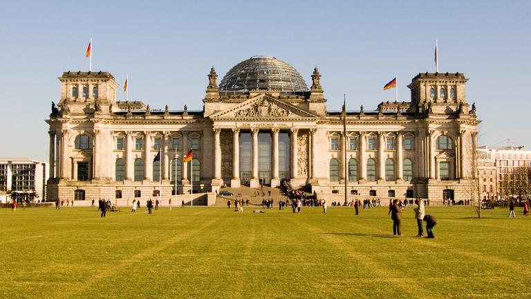 Blick auf den Reichstag bzw. Bundestag in Berlin. 