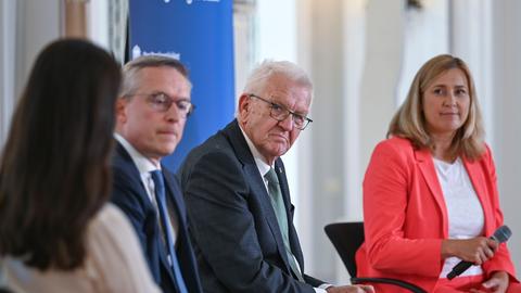14.07.2025, Berlin: Pinar Atalay spricht mit dem Journalistin, Karsten Wildberger (CDU), Winfried Kretschmann (Bündnis 90/Die Grüne), und Constance Arndt (Bürger für Zwickau), Oberbürgermeisterin der Stadt Zwickau.