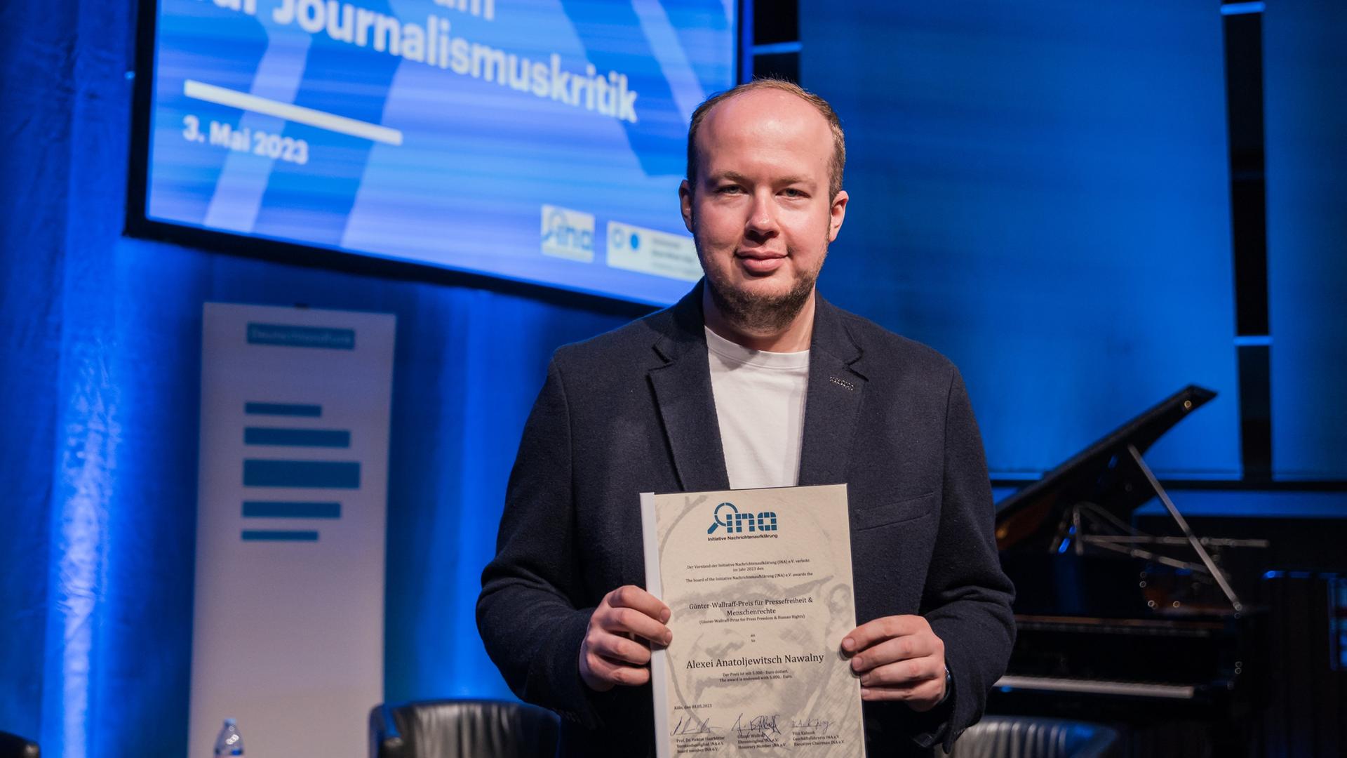 Georgij Alburow, ein enger Mitarbeiter von Alexey Nawalny, nimmt für diesen den Günter-Wallraff-Preis im Rahmen des Forums für Journalismuskritik in Köln entgegen.