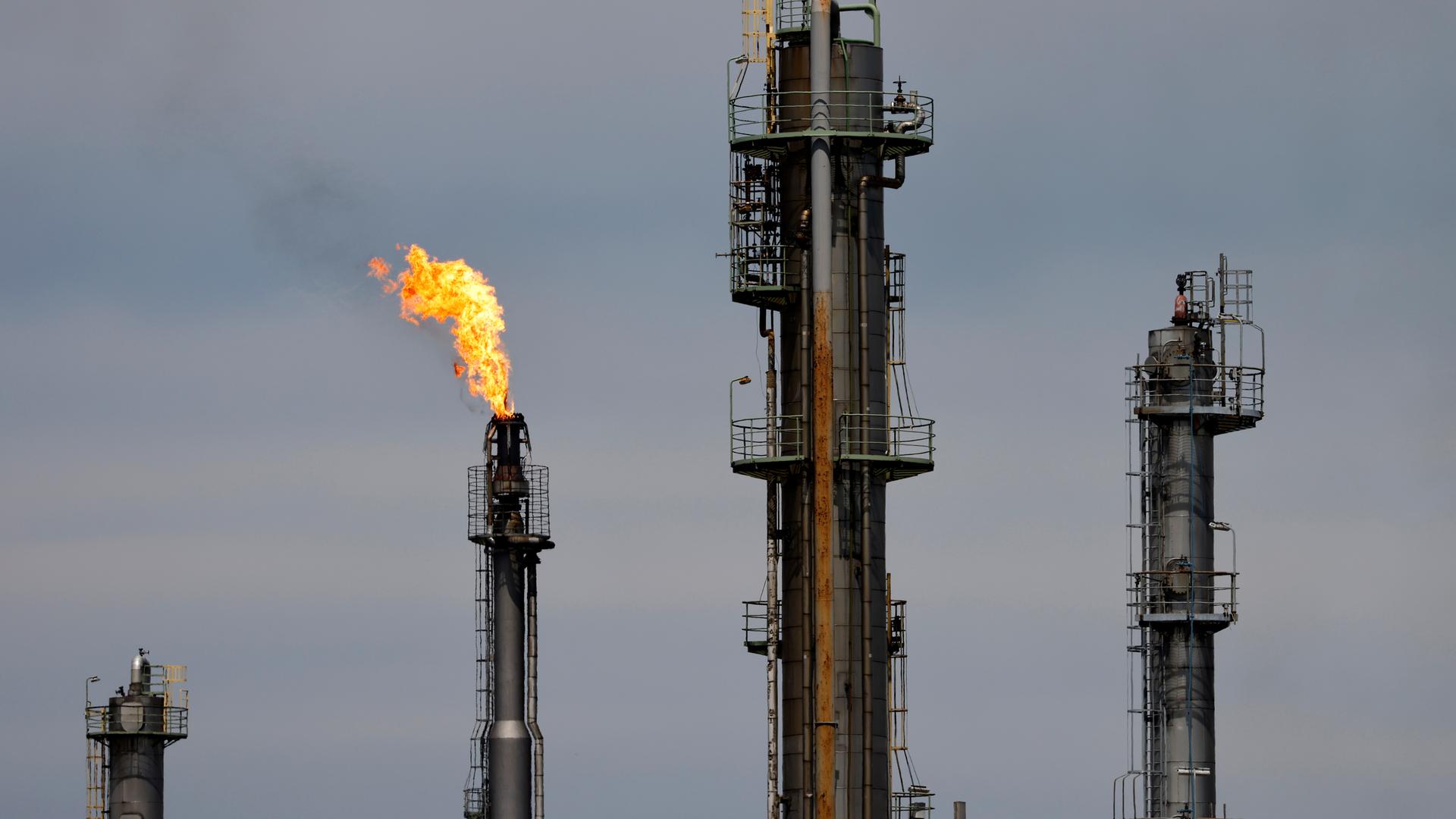 Hochfackel an der Rheinland Raffinerie des Öl- und Gas-Konzern Shell am Standort in Wesseling.