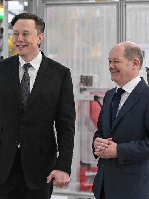 Bundeskanzler Scholz und Tesla-Chef Musk stehen in der Tesla-Fabrik in Grünheide