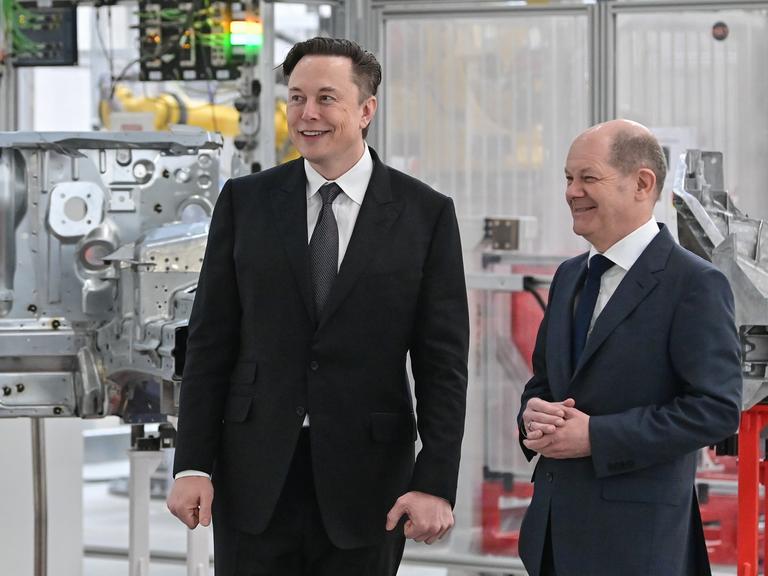 Bundeskanzler Scholz und Tesla-Chef Musk stehen in der Tesla-Fabrik in Grünheide