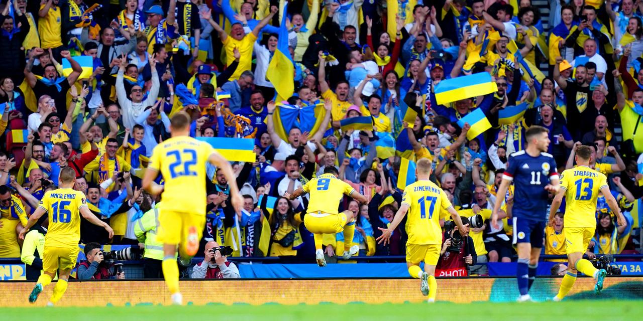 Glasgow: Fußball: WM-Qualifikation Europa, Schottland - Ukraine, Play-off-Runde, Halbfinale im Hampden Park Stadion: die Mannschaft der Ukraine jubelt vor ihren Fans.