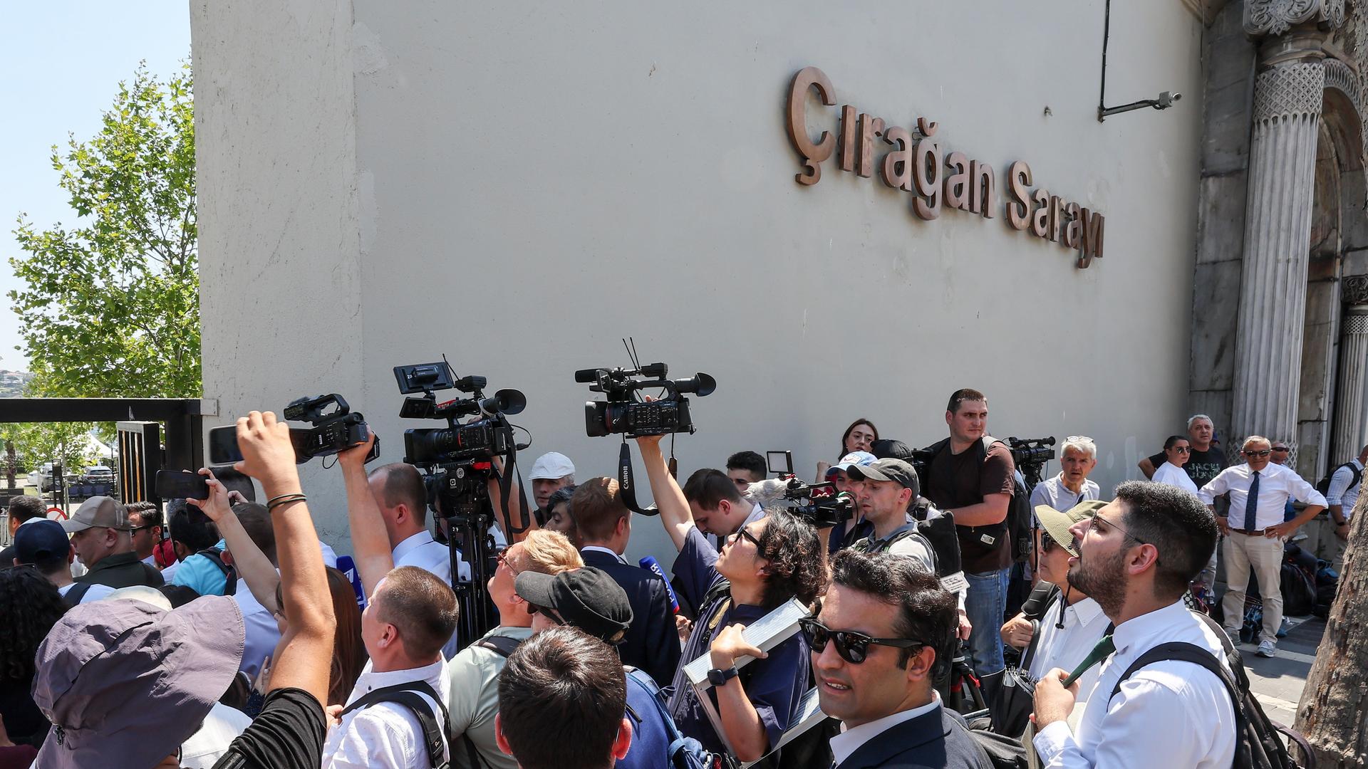 Journalisten stehen am Eingangstor des Ciragan-Palastes, Schauplatz der dritten Runde der ukrainisch-russischen Gespräche in Istanbul. Journalisten stehen am Eingangstor des Ciragan-Palastes, Schauplatz der dritten Runde der ukrainisch-russischen Gespräche in Istanbul.