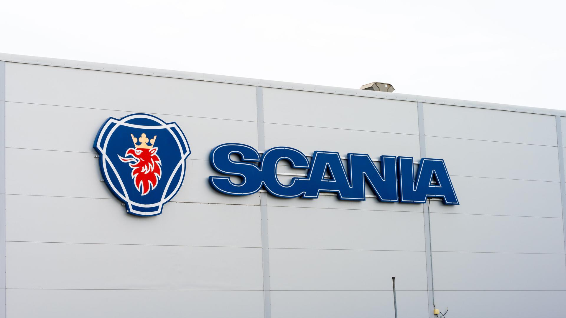 Das Logo des Lkw-Hersteller Scania an einem Verkaufshaus in Gothenburg in Schweden.