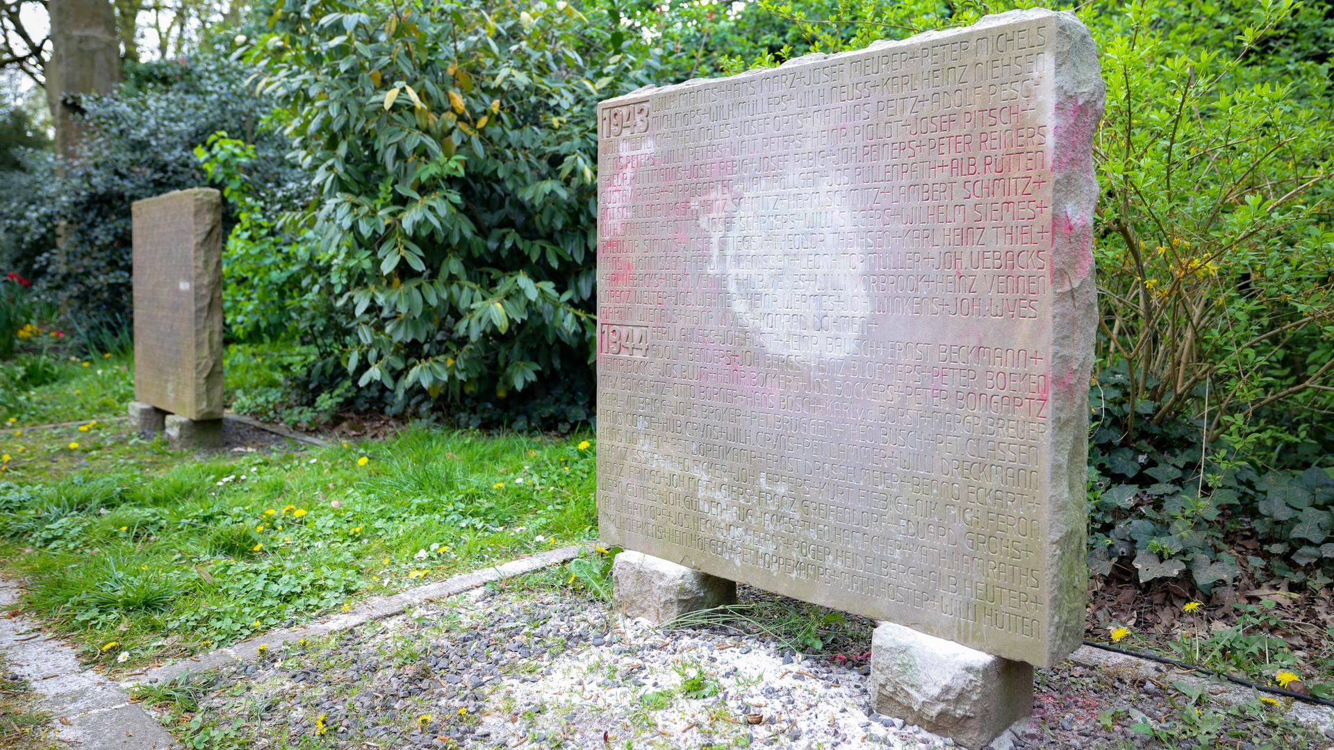 Reste von Sprühfarbe sind auf einem Gedenkstein zu erkennen. Am Ehrenmal im Stadtteil Neuwerk gegenüber des Friedhofs waren zwei Ehrenmale für jüdische Opfer des Nationalsozialismus und Gefallene des 2. Weltkriegs geschändet worden.