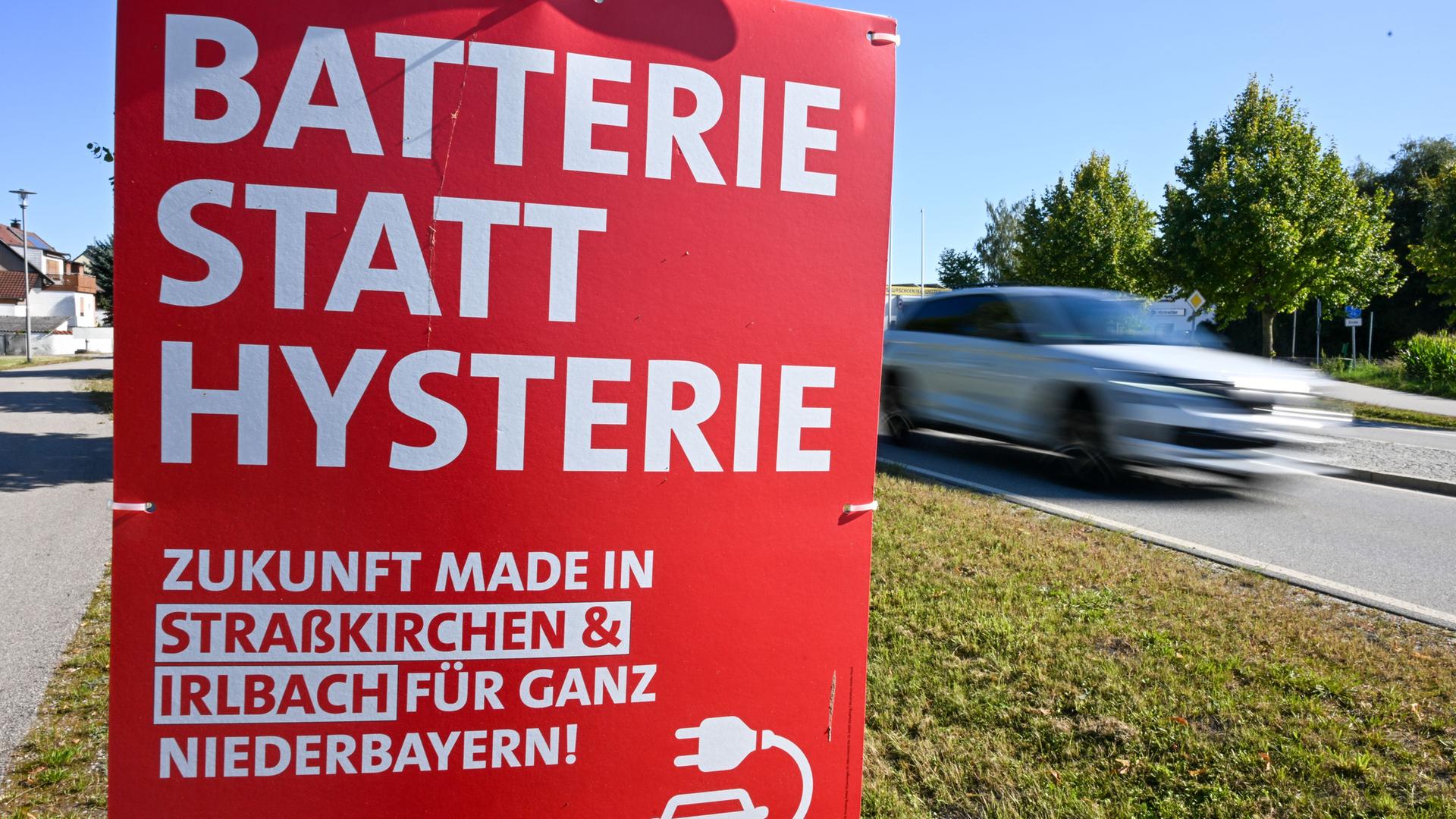 "Batterie statt Hysterie" steht auf einem Plakat an einer Straße. "Batterie statt Hysterie" steht auf einem Plakat an einer Straße.