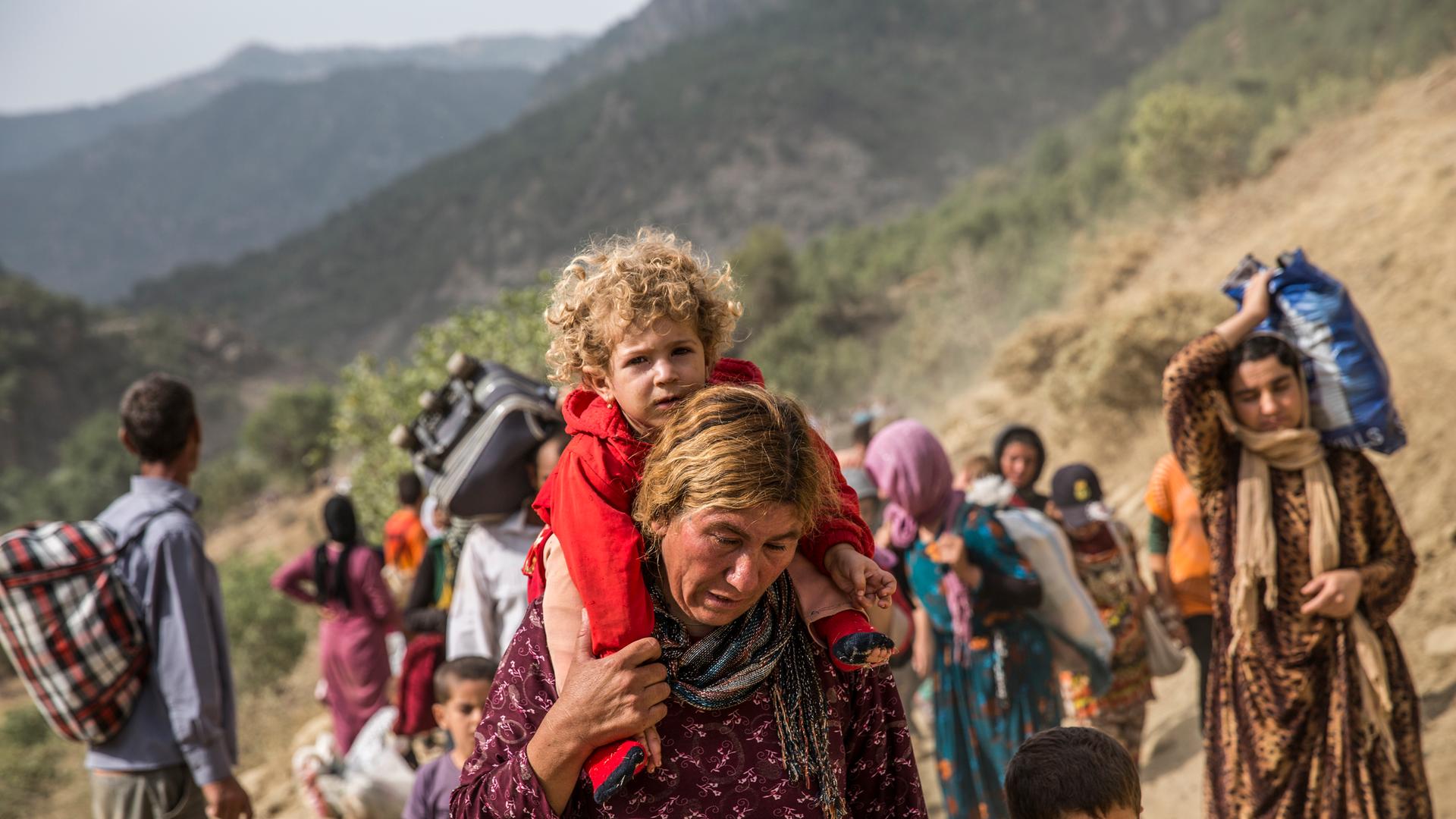 Eine Gruppe Jesiden aus dem Nordirak, die vor dem IS (Islamischer Staat), früher bekannt als ISIL, vom Berg Sinjar in die umliegenden Berge in der Region Sinat-Haftanin im Nordirak geflohen ist