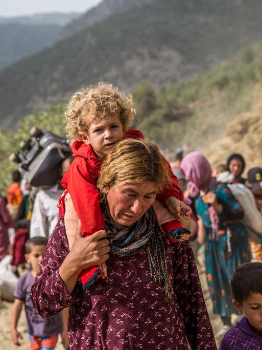 Eine Gruppe Jesiden aus dem Nordirak, die vor dem IS (Islamischer Staat), früher bekannt als ISIL, vom Berg Sinjar in die umliegenden Berge in der Region Sinat-Haftanin im Nordirak geflohen ist