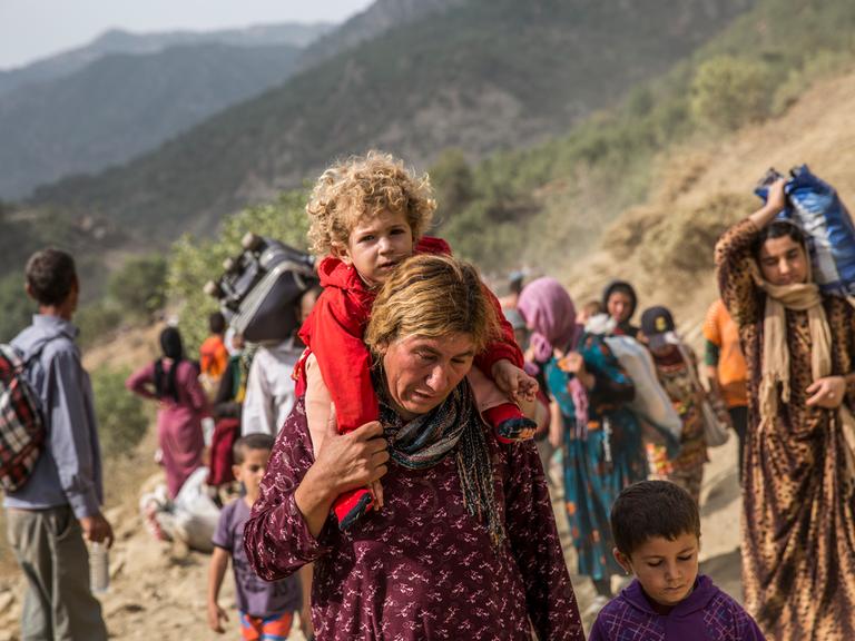 Eine Gruppe Jesiden aus dem Nordirak, die vor dem IS (Islamischer Staat), früher bekannt als ISIL, vom Berg Sinjar in die umliegenden Berge in der Region Sinat-Haftanin im Nordirak geflohen ist