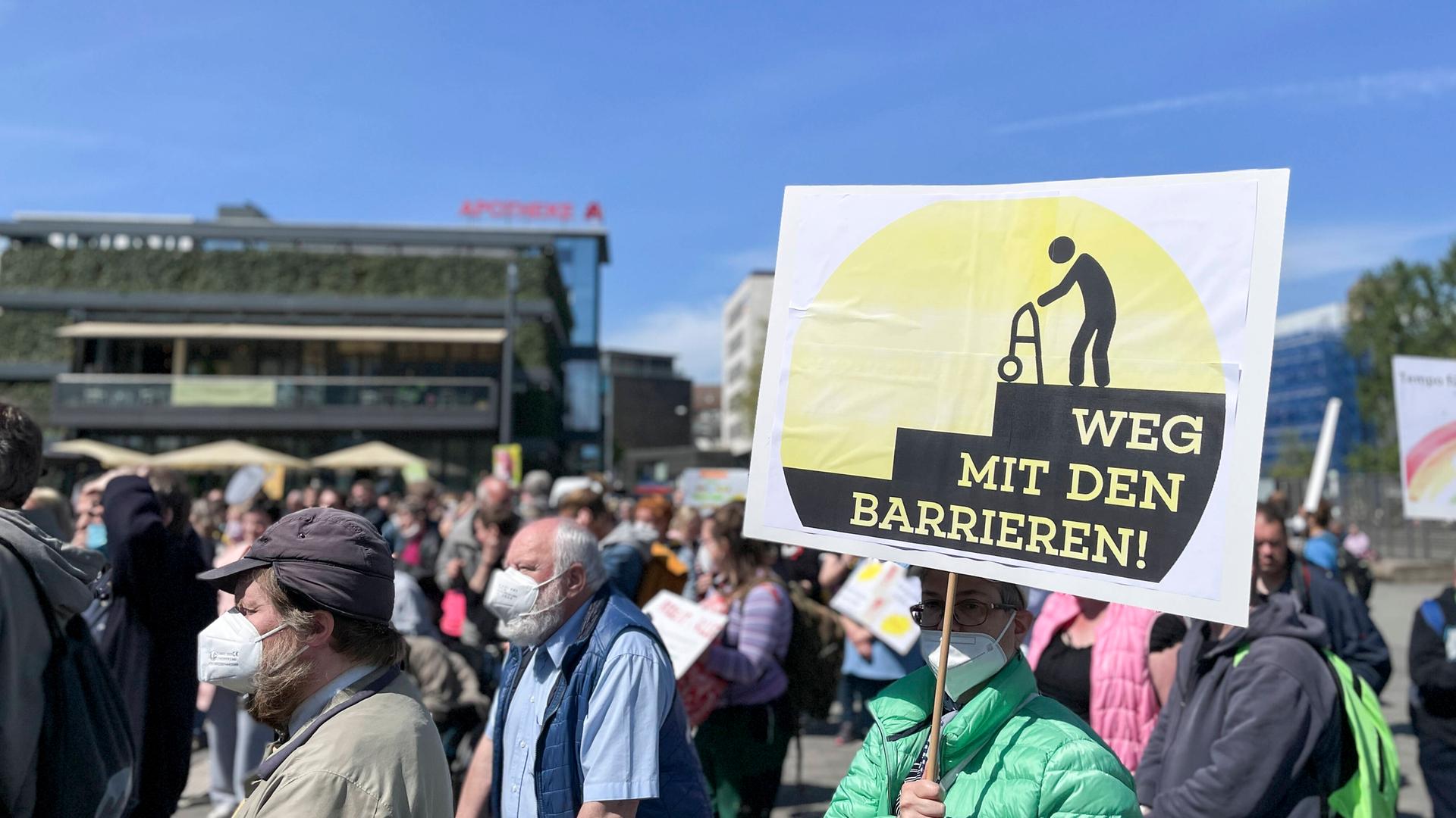 Menschen demonstrieren in Bielefeld gegen Barrieren 