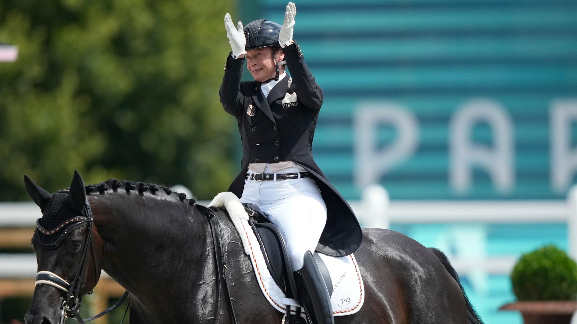 Die deutsche Dressur-Reiterin Isabell Werth mit ihrem Pferd Wendy.
      