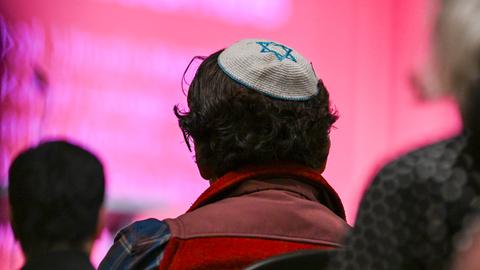 Ein Gast mit einer Kippa nimmt an der "Nie wieder" ist jetzt! - Lesung im Deutschen Theater teil. Es werden Texte berühmter Autoren gegen Antisemitismus gelesen.