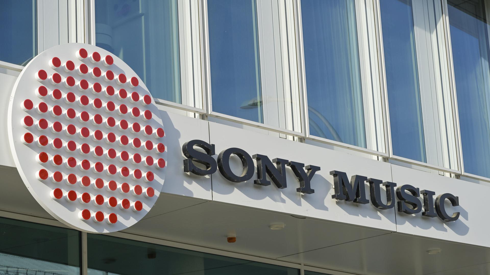 Sony Music - Außenansicht des Bürogebäudes in Berlin, Deutschland