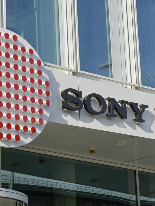 Sony Music - Außenansicht des Bürogebäudes in Berlin, Deutschland