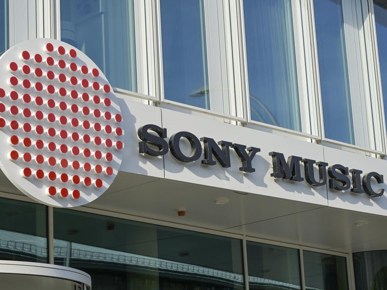 Sony Music - Außenansicht des Bürogebäudes in Berlin, Deutschland