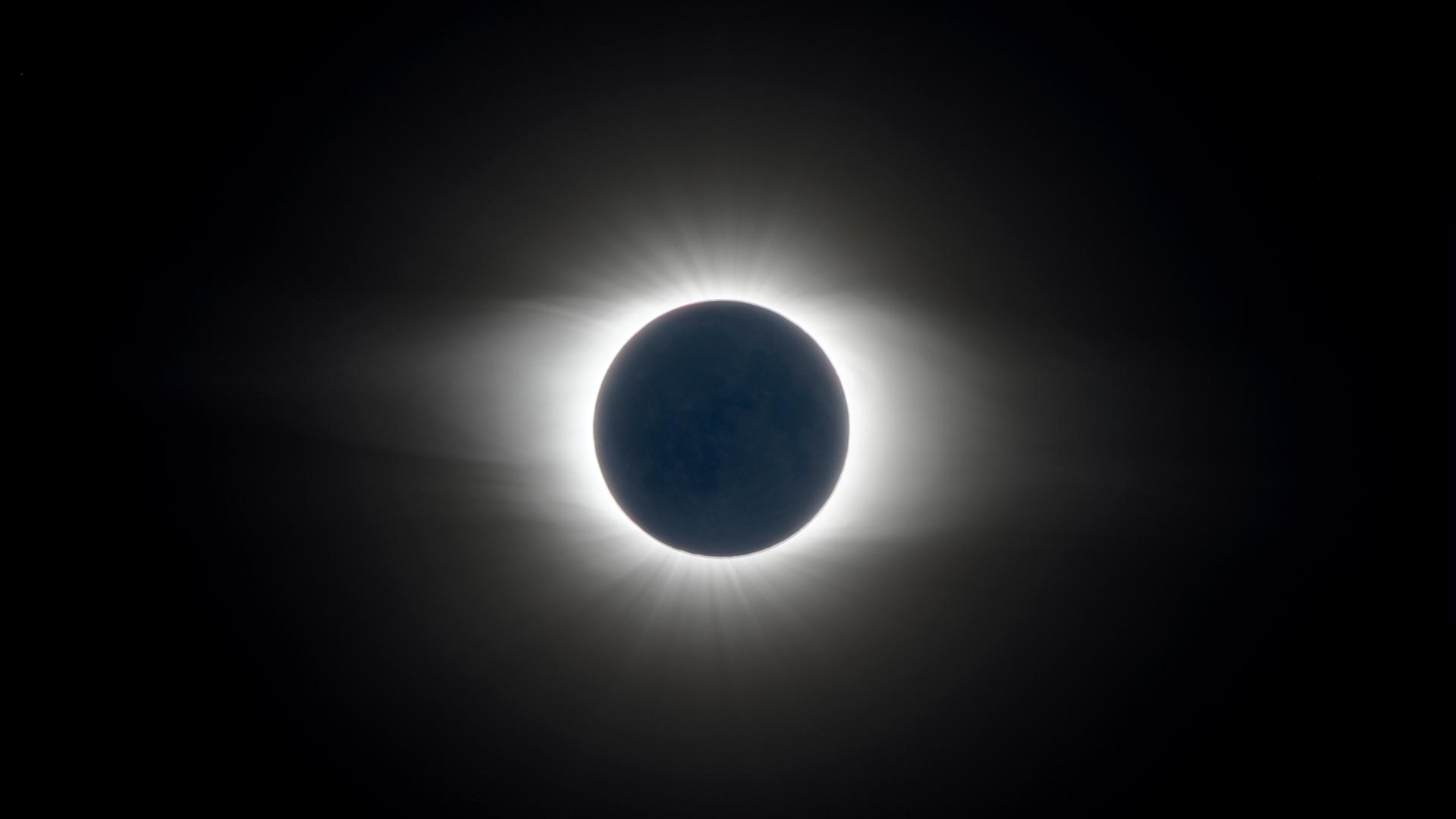 Dieses Bild zeigt eine totale Sonnenfinsternis 2019
Dieses Bild zeigt eine totale Sonnenfinsternis 2019