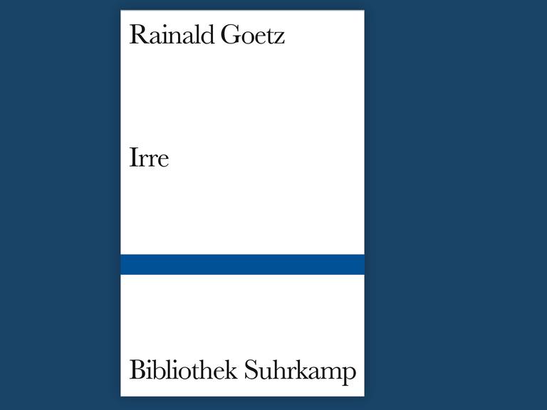 Minimalistisch gestaltet erscheint das Buchcover von "Irre" in weiß mit einem schmalen blauen Farbrand.