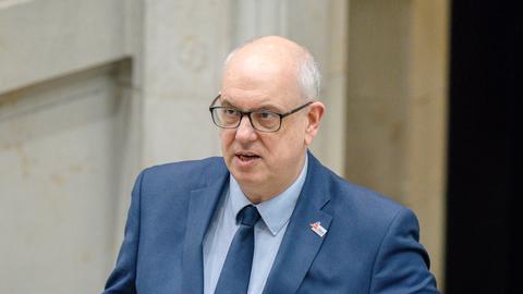 Andreas Bovenschulte beim Pressestatement am Rande der Sitzung des Bundesrates im Plenarsaal des Preußischen Herrenhauses