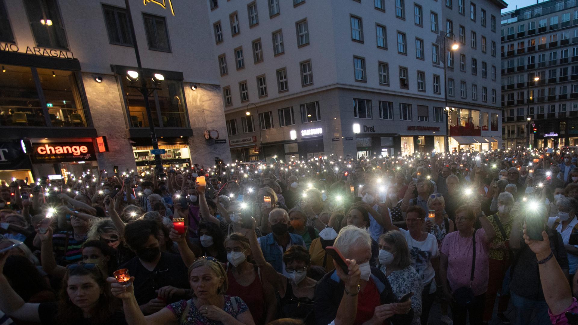 Tausende Menschen haben in Wien an die Ärztin erinnert, die Suizid begangen hat.