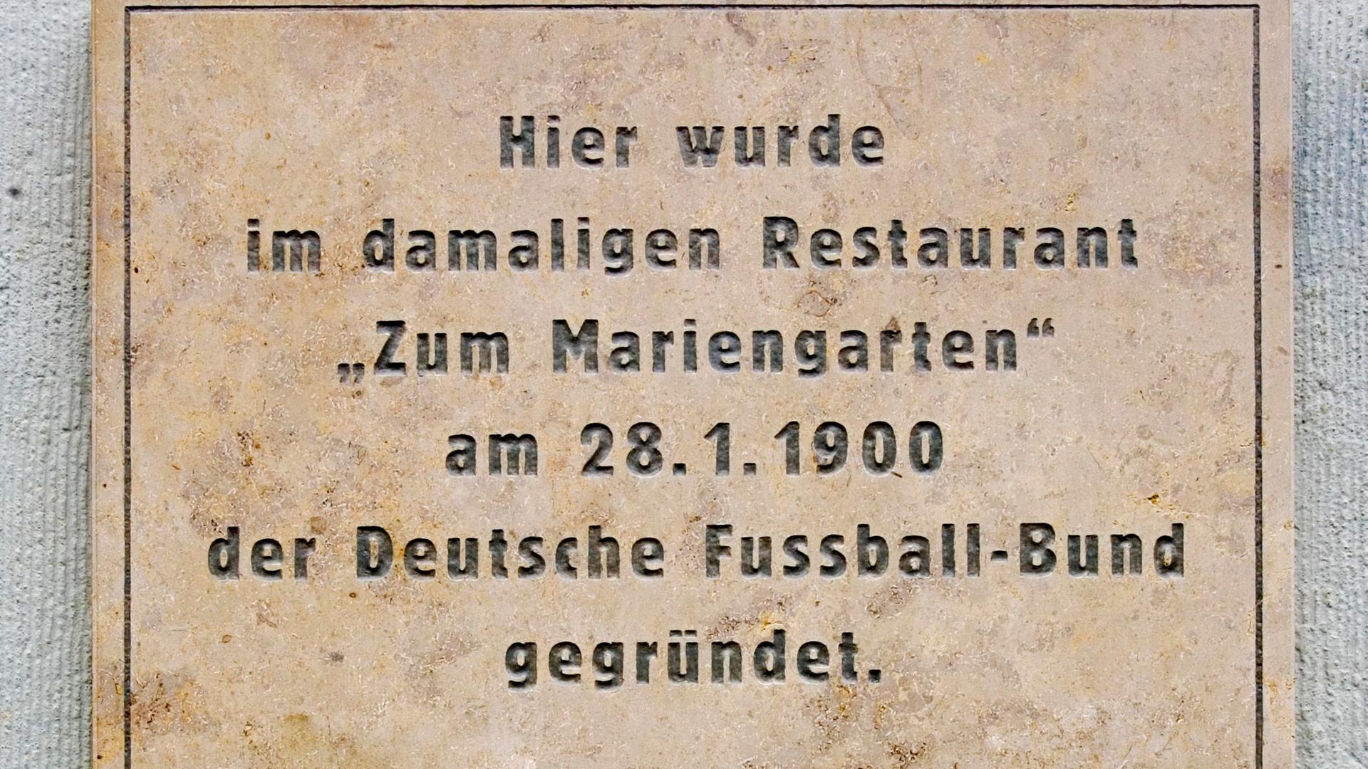 Eine Plakette auf der steht: "Hier wurde im damaligen Restaurant "zum Mariengarten" am 28.1.1900 der Deutsche Fussball-Bund gegründet." Eine Plakette auf der steht: "Hier wurde im damaligen Restaurant "zum Mariengarten" am 28.1.1900 der Deutsche Fussball-Bund gegründet."