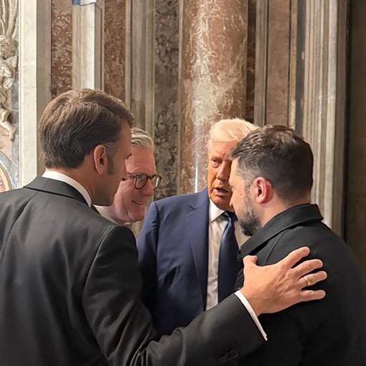 Das Foto zeigt den ukrainischen Präsidenten Selenskyj. Er steht zusammen mit Frankreichs Staatspräsident Macron, dem britischen Premierminister Starmer und US-Präsident Trump.
