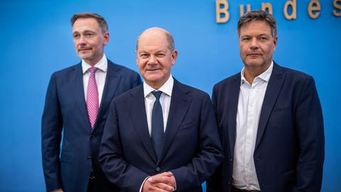 Bundeskanzler Olaf Scholz, Robert Habeck, Bundesminister für Wirtschaft und Klimaschutz, und Christian Lindner, Bundesminister der Finanzen, nehmen an einer Pressekonferenz zum Haushaltsplan 2025 teil. 