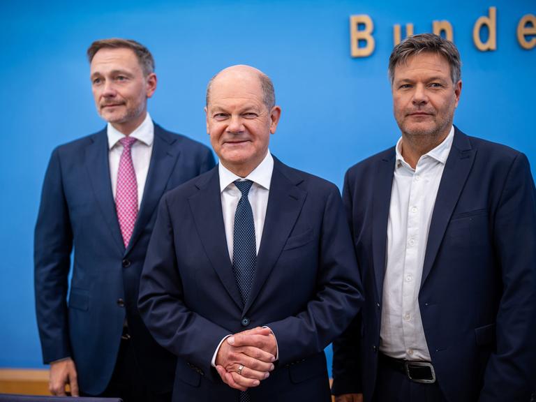 Bundeskanzler Olaf Scholz, Robert Habeck, Bundesminister für Wirtschaft und Klimaschutz, und Christian Lindner, Bundesminister der Finanzen, nehmen an einer Pressekonferenz zum Haushaltsplan 2025 teil. 