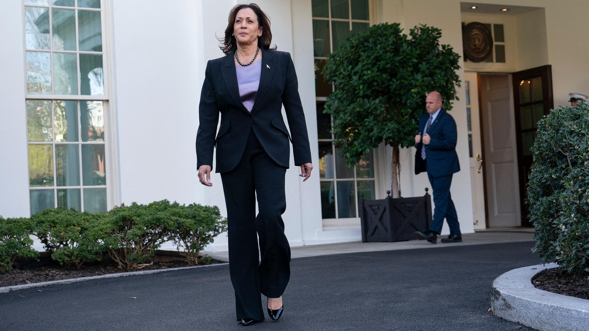 US-Vizepräsidentin Kamala Harris 2023 auf dem Weg zu einer Pressekonferenz im Weißen Haus in Washington