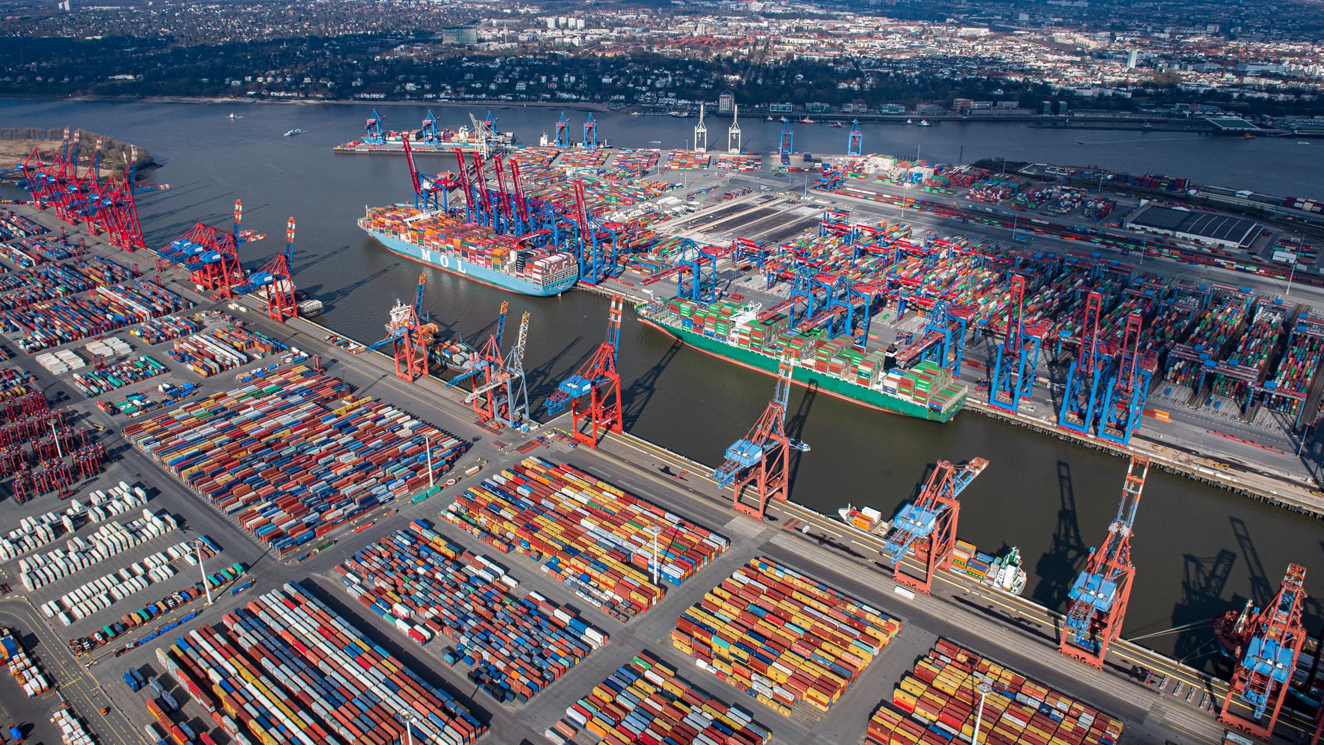 Das Luftbild zeigt zahlreiche Container auf dem HHLA-Container-Terminal Burchardkai (CTB) (r) und dem Containerterminal Eurogate (vorn l) im Hamburger Hafen. Das Luftbild zeigt zahlreiche Container auf dem HHLA-Container-Terminal Burchardkai (CTB) (r) und dem Containerterminal Eurogate (vorn l) im Hamburger Hafen.