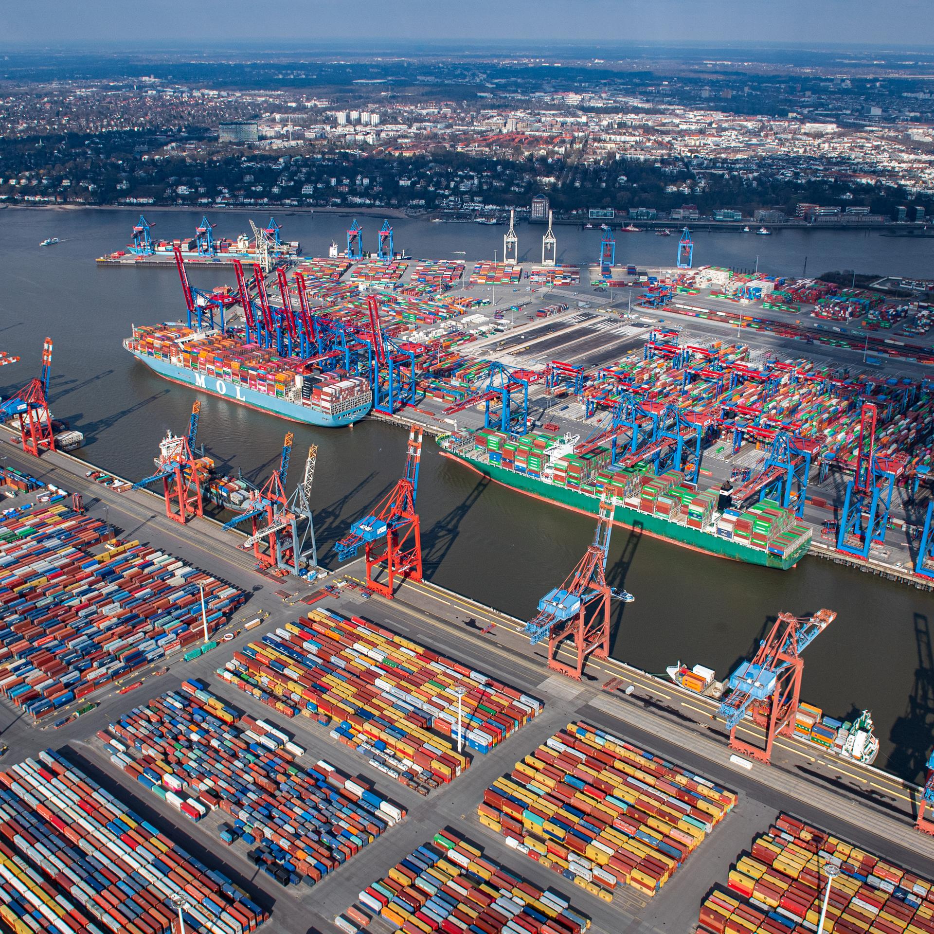 Das Luftbild zeigt zahlreiche Container auf dem HHLA-Container-Terminal Burchardkai (CTB) (r) und dem Containerterminal Eurogate (vorn l) im Hamburger Hafen.