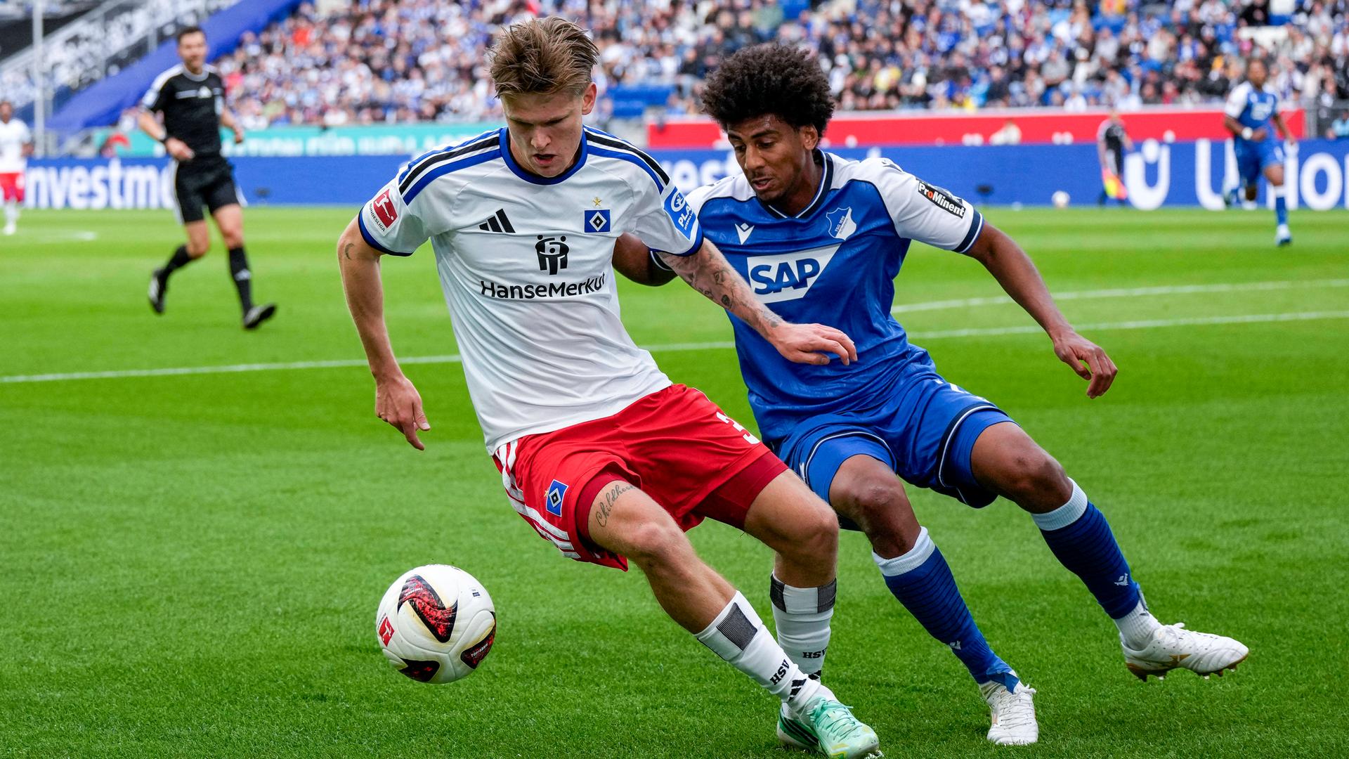 Szene aus dem Spiel Hoffenheim gegen den Hamburger SV; zu sehen sind die Spieler David Möller Wolfe vom HSV (l.) und Bernardo Fernandes da Silva Junior von Hoffenheim. 