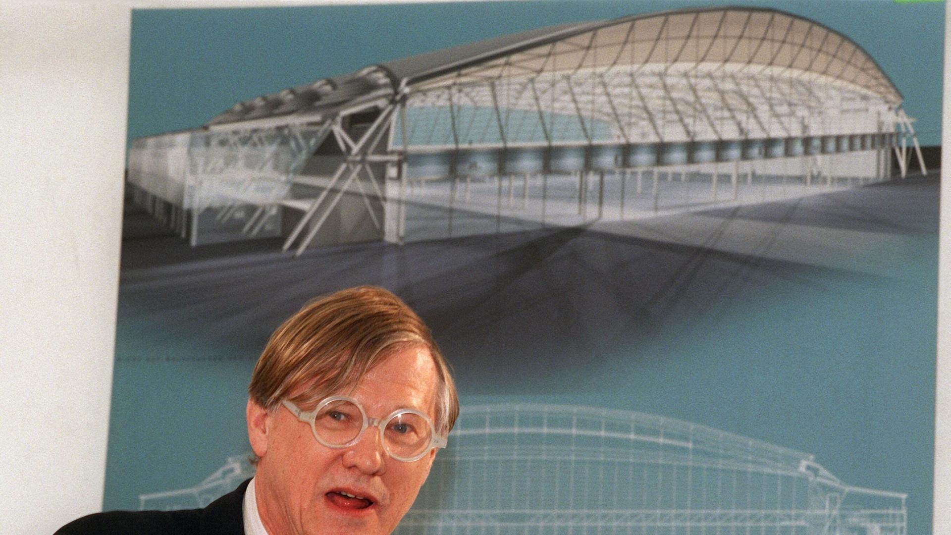 Der britische Architekt und Städteplaner Nicholas Grimshaw, aufgenommen im Jahr 2000 anlässlich der Grundsteinlegung für die neue Messehalle 3 in Frankfurt am Main. Der britische Architekt und Städteplaner Nicholas Grimshaw, aufgenommen im Jahr 2000 anlässlich der Grundsteinlegung für die neue Messehalle 3 in Frankfurt am Main.