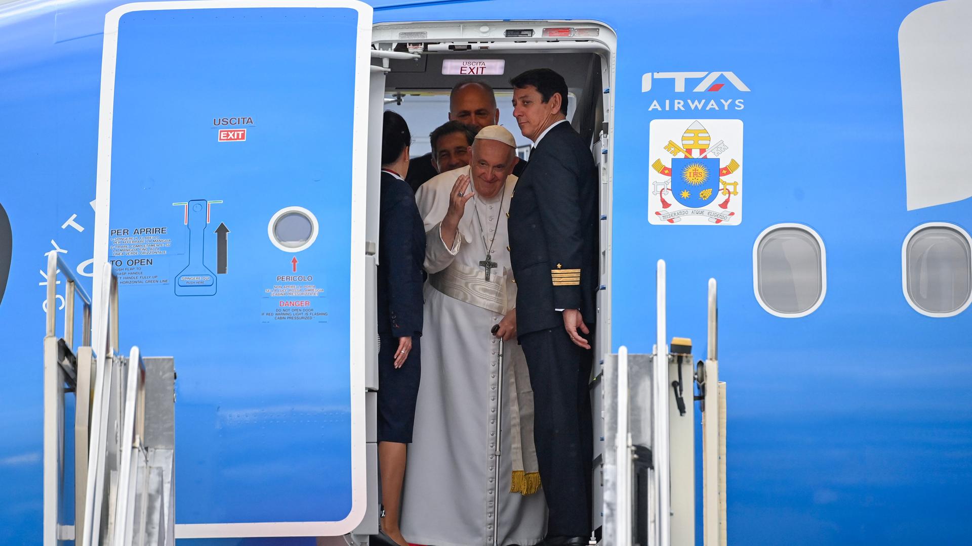 Papst Franziskus winkt, während er am internationalen Flughafen von Budapest in ein Flugzeug steigt, um zurück nach Rom zu fliegen.