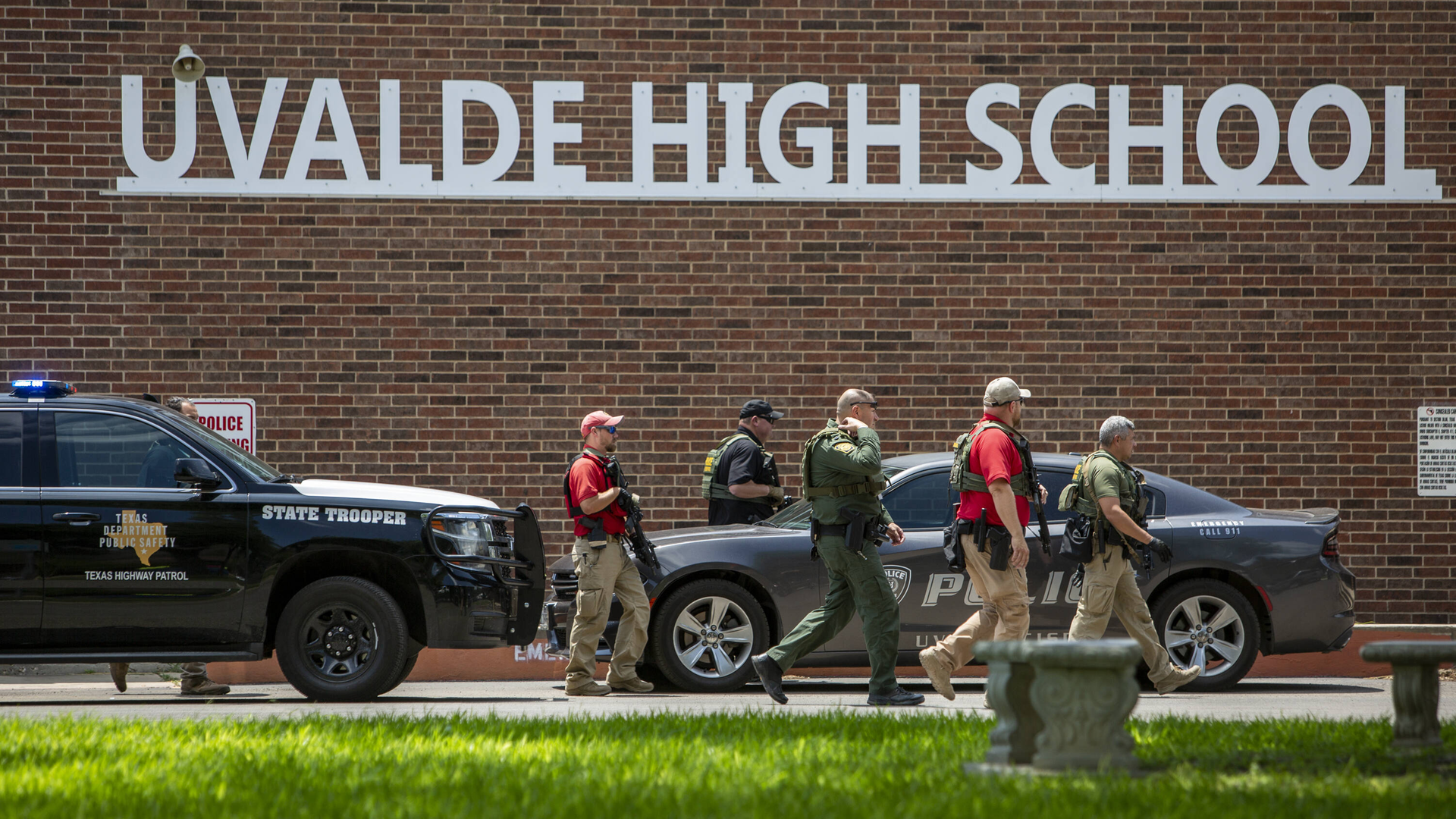 Valde, Texas, USA: Beamte der Strafverfolgungsbehörden arbeiten am Dienstag, den 24. Mai 2022 an der Uvalde High School.