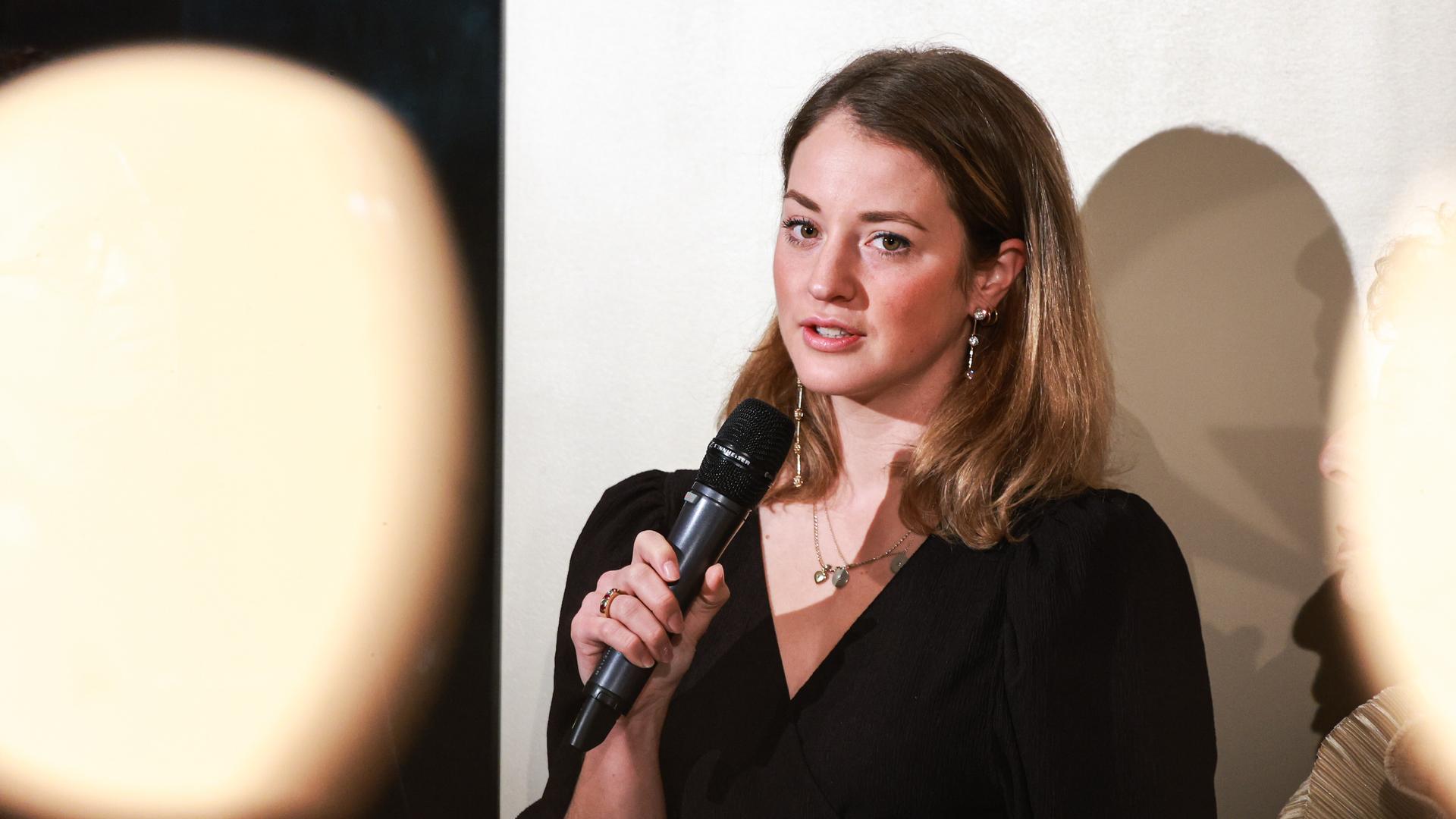 Clara von Nathusius spricht bei einem Charity-Dinner zugunsten der Spendenkampagne "Raum der Namen" (Bild vom 19.11.2024). Clara von Nathusius spricht bei einem Charity-Dinner zugunsten der Spendenkampagne "Raum der Namen" (Bild vom 19.11.2024).