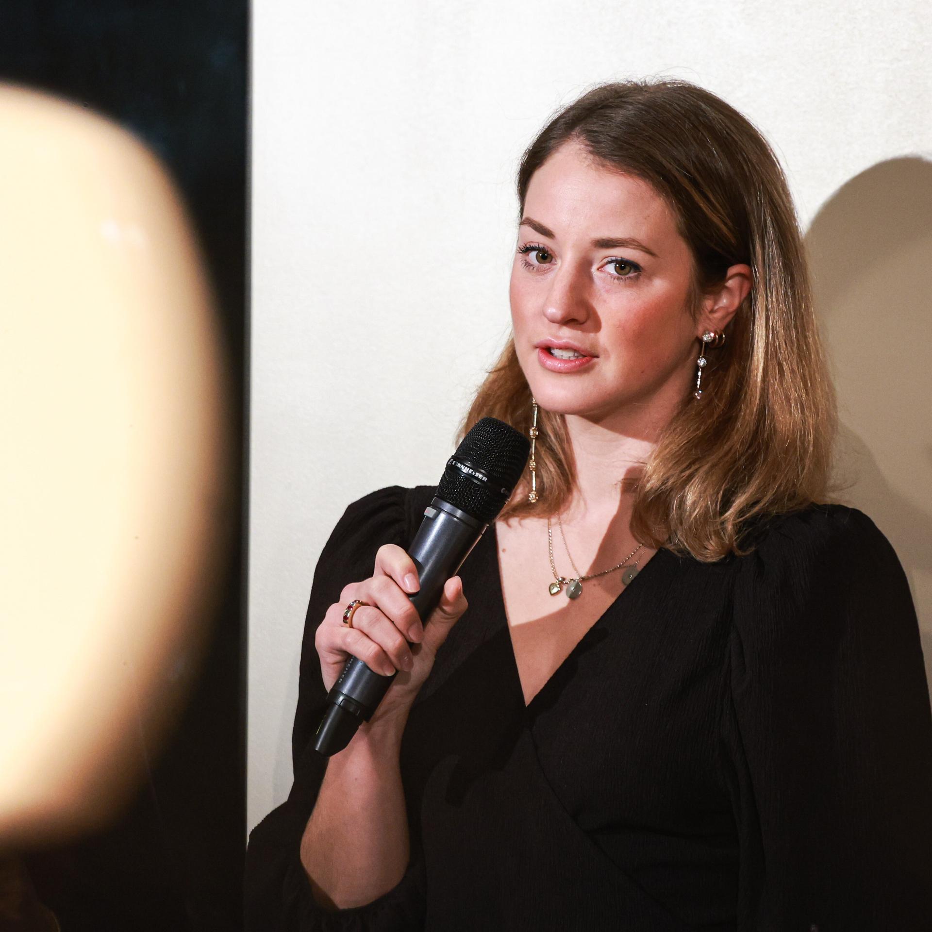 Clara von Nathusius spricht bei einem Charity-Dinner zugunsten der Spendenkampagne "Raum der Namen" (Bild vom 19.11.2024).