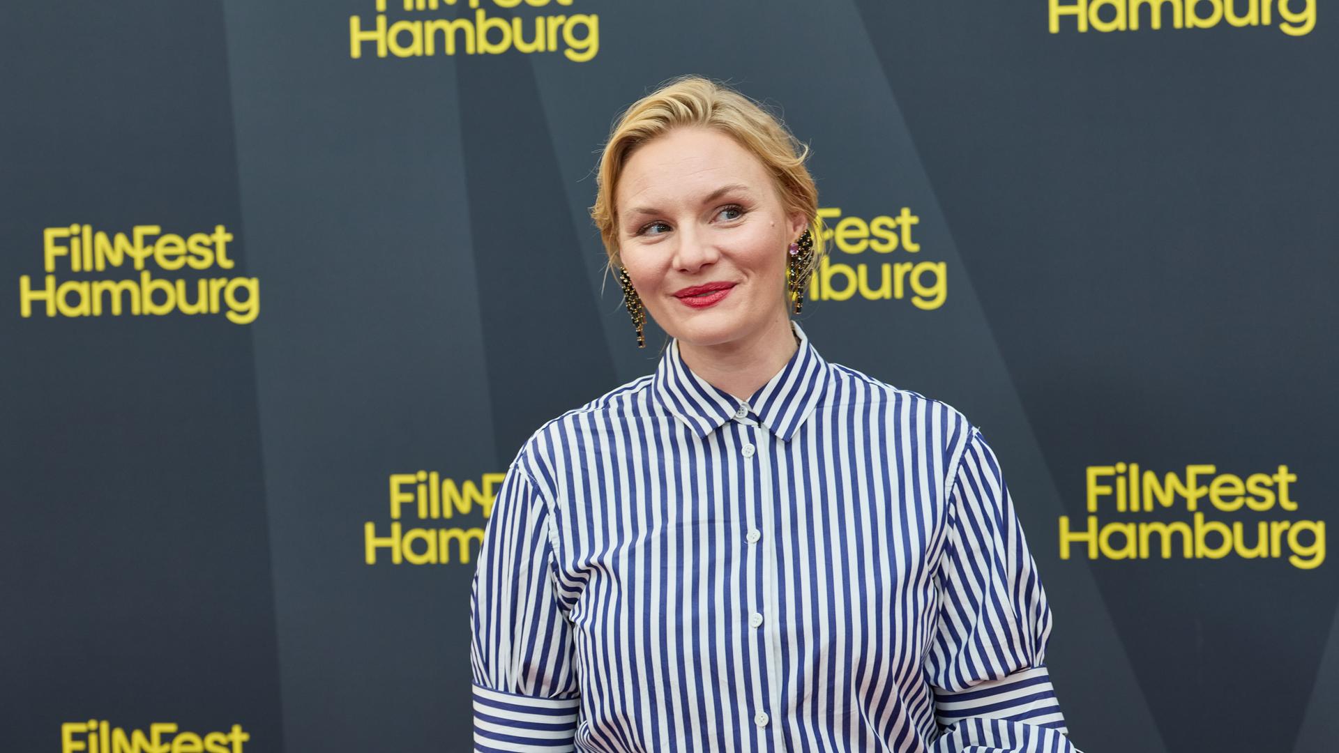Rosalie Thomass, Drehbuchautorin und Schauspielerin, steht anlässlich der Premiere ihres Films "Lügen über meine Mutter" im Rahmen des 34. Filmfestes Hamburg auf dem roten Teppich vor dem CinemaxX Dammtor. Rosalie Thomass, Drehbuchautorin und Schauspielerin, steht anlässlich der Premiere ihres Films "Lügen über meine Mutter" im Rahmen des 34. Filmfestes Hamburg auf dem roten Teppich vor dem CinemaxX Dammtor.