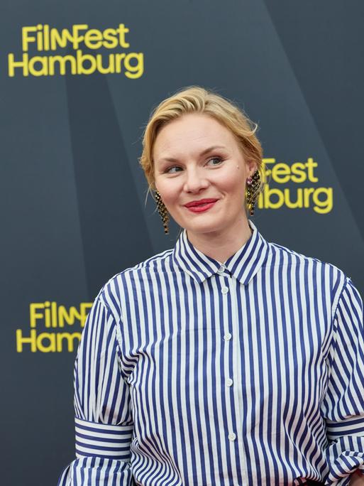 Rosalie Thomass, Drehbuchautorin und Schauspielerin, steht anlässlich der Premiere ihres Films "Lügen über meine Mutter" im Rahmen des 34. Filmfestes Hamburg auf dem roten Teppich vor dem CinemaxX Dammtor. 