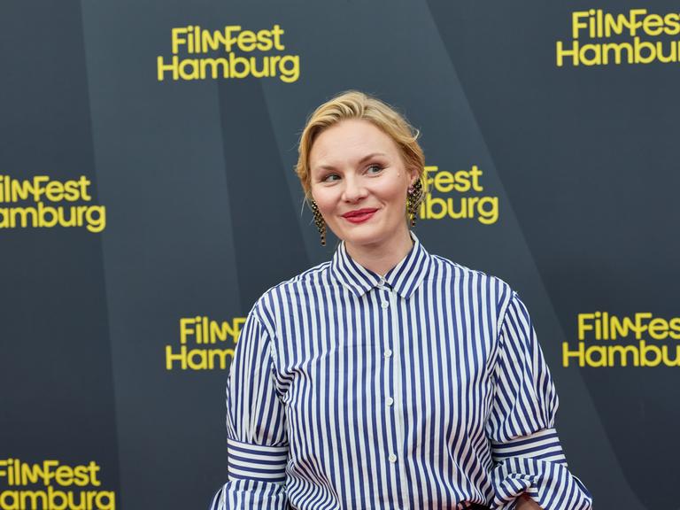 Rosalie Thomass, Drehbuchautorin und Schauspielerin, steht anlässlich der Premiere ihres Films "Lügen über meine Mutter" im Rahmen des 34. Filmfestes Hamburg auf dem roten Teppich vor dem CinemaxX Dammtor. 