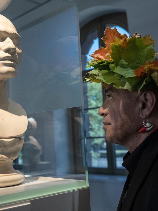 Te Herekiekie Herewini vom Museum of New Zealand Te Papa Tongarewa steht an einer Maori-Büste im "Forum Wissen" der Universität Göttingen. 