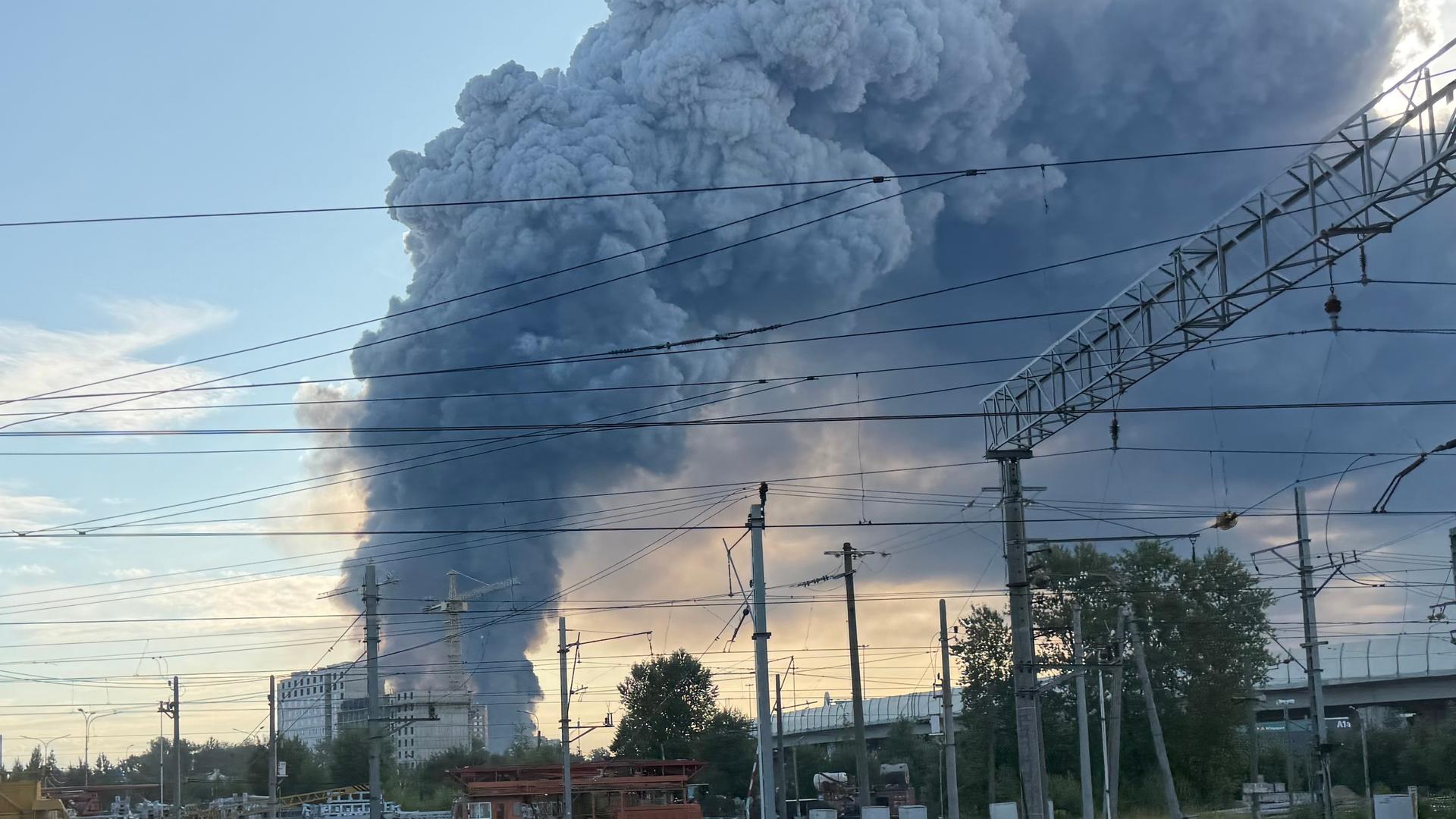 Brände sind nach Drohnenangriffen im Gebiet St. Petersburg ausgebrochen. Man sieht eine riesige Rauchwolke. Brände sind nach Drohnenangriffen im Gebiet St. Petersburg ausgebrochen. Man sieht eine riesige Rauchwolke.