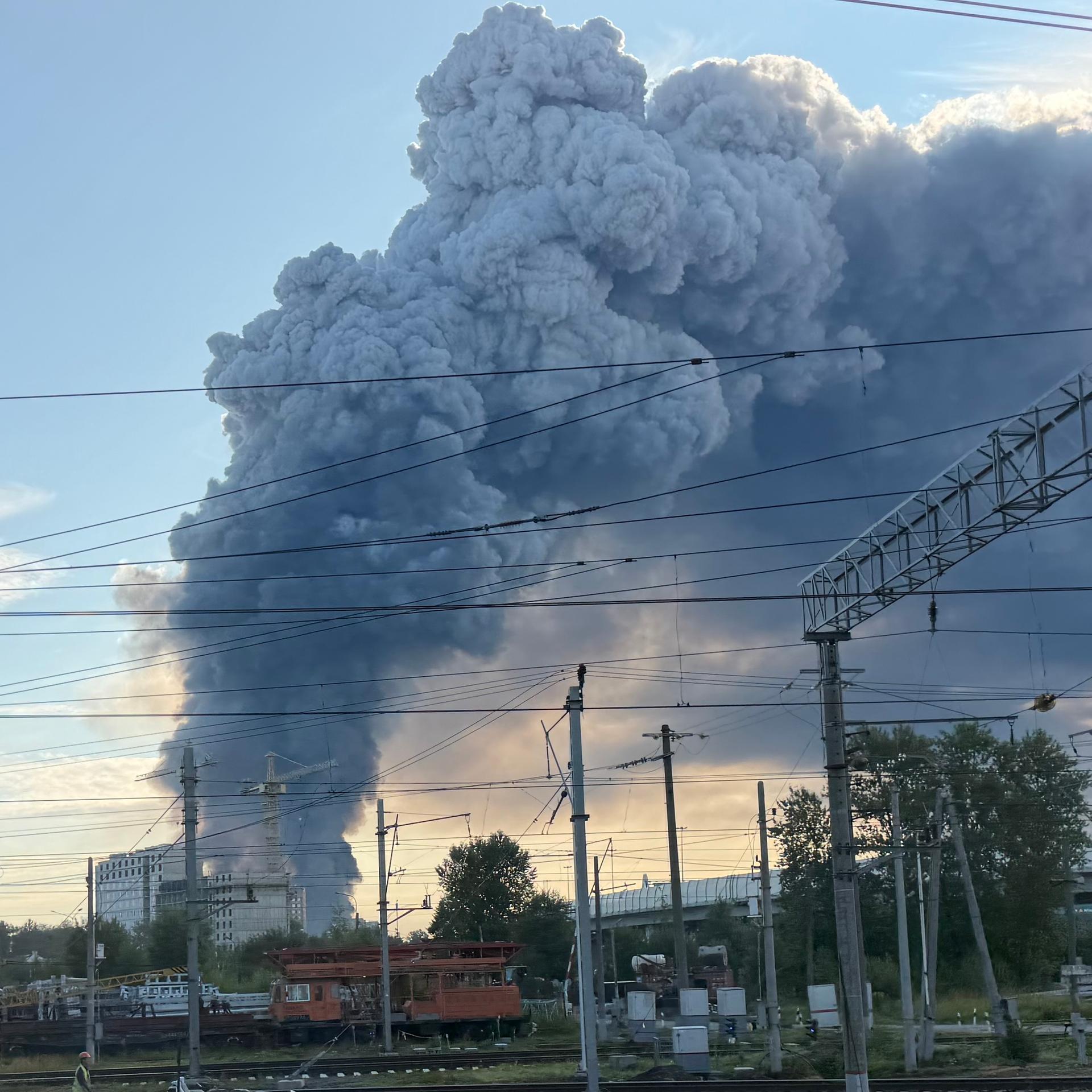 Brände sind nach Drohnenangriffen im Gebiet St. Petersburg ausgebrochen. Man sieht eine riesige Rauchwolke.