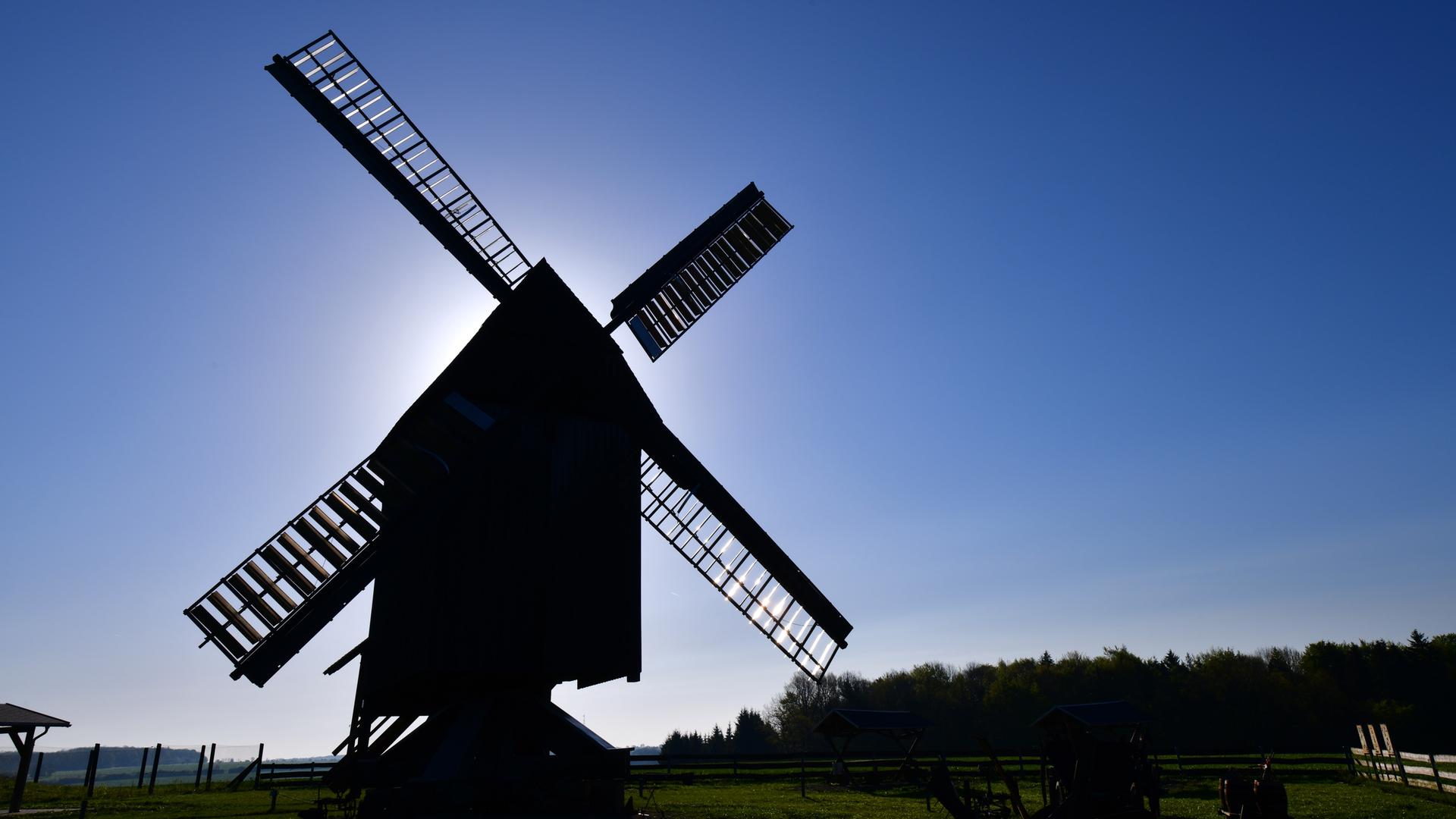 Die Bockwindmühle in Klettbach vor dem Sturm. Das Bild zeigt die Mühle schattenrissartig vor der Sonne. Die Bockwindmühle in Klettbach vor dem Sturm. Das Bild zeigt die Mühle schattenrissartig vor der Sonne.