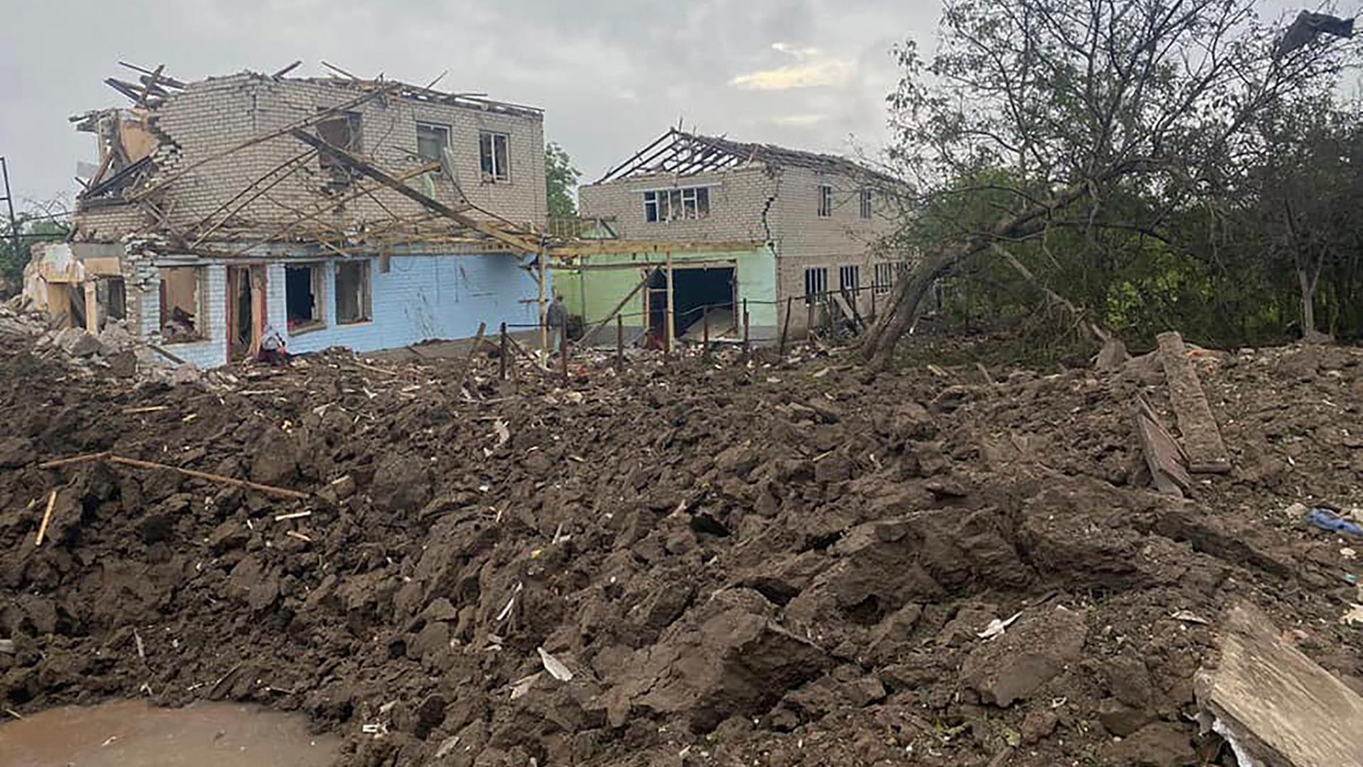 Ukraine, Kramatorsk: Zwei durch einen russischen Angriff zerstörte Gebäude. Ukraine, Kramatorsk: Zwei durch einen russischen Angriff zerstörte Gebäude.
