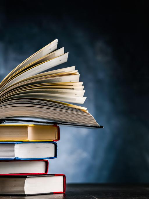 Ein Bücherstapel