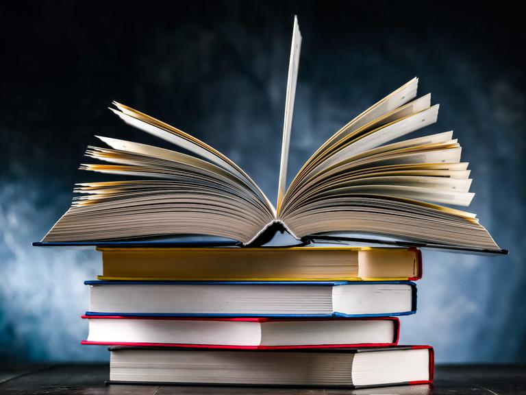 Ein Bücherstapel