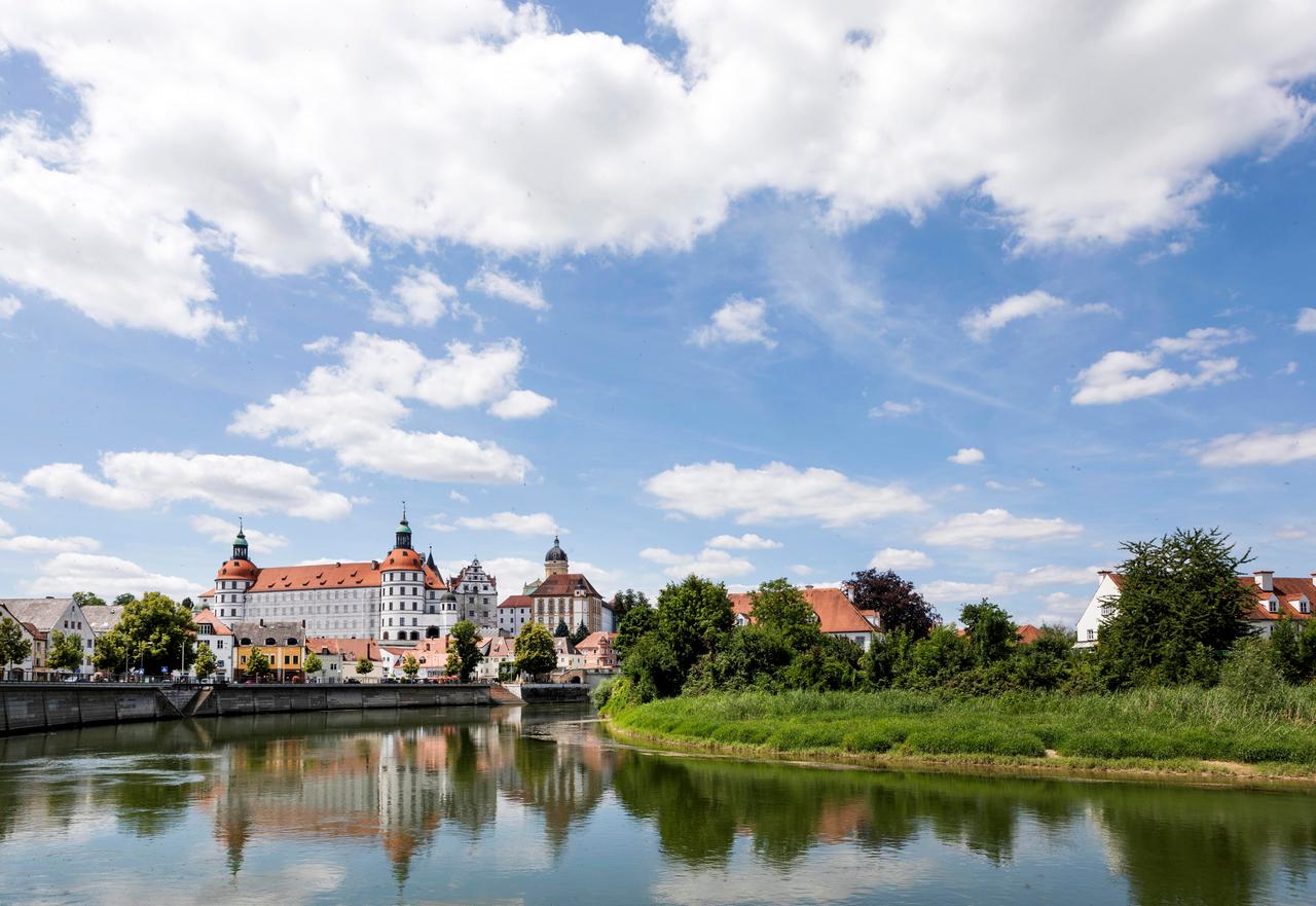 Ansicht des Donaukais mit Schloss Neuburg im Hintergrund