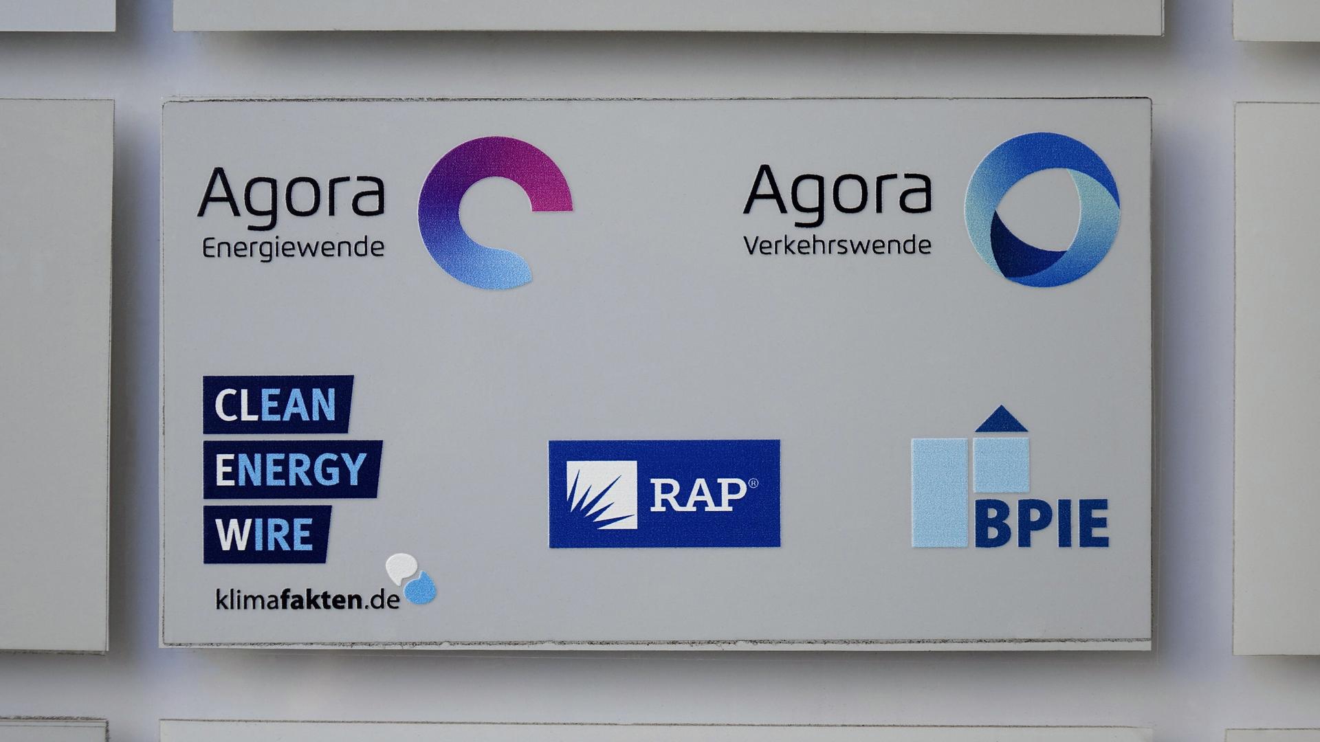 Das Eingangsschild von Agora Energiewende in Berlin 