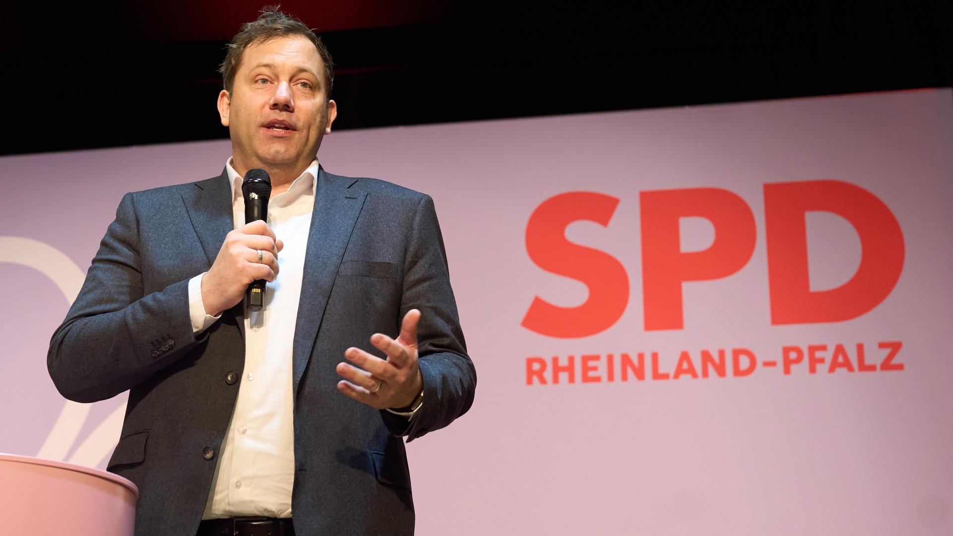 Bundesfinanzminister Lars Klingbeil (SPD) spricht beim Neujahrsempfang der SPD Altenkirchen in Daaden.